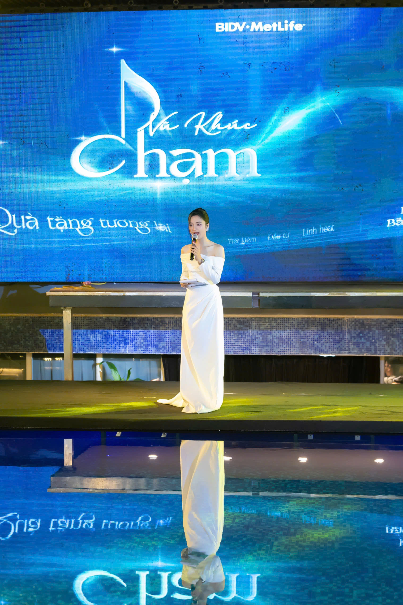 BIDV MetLife host on stage