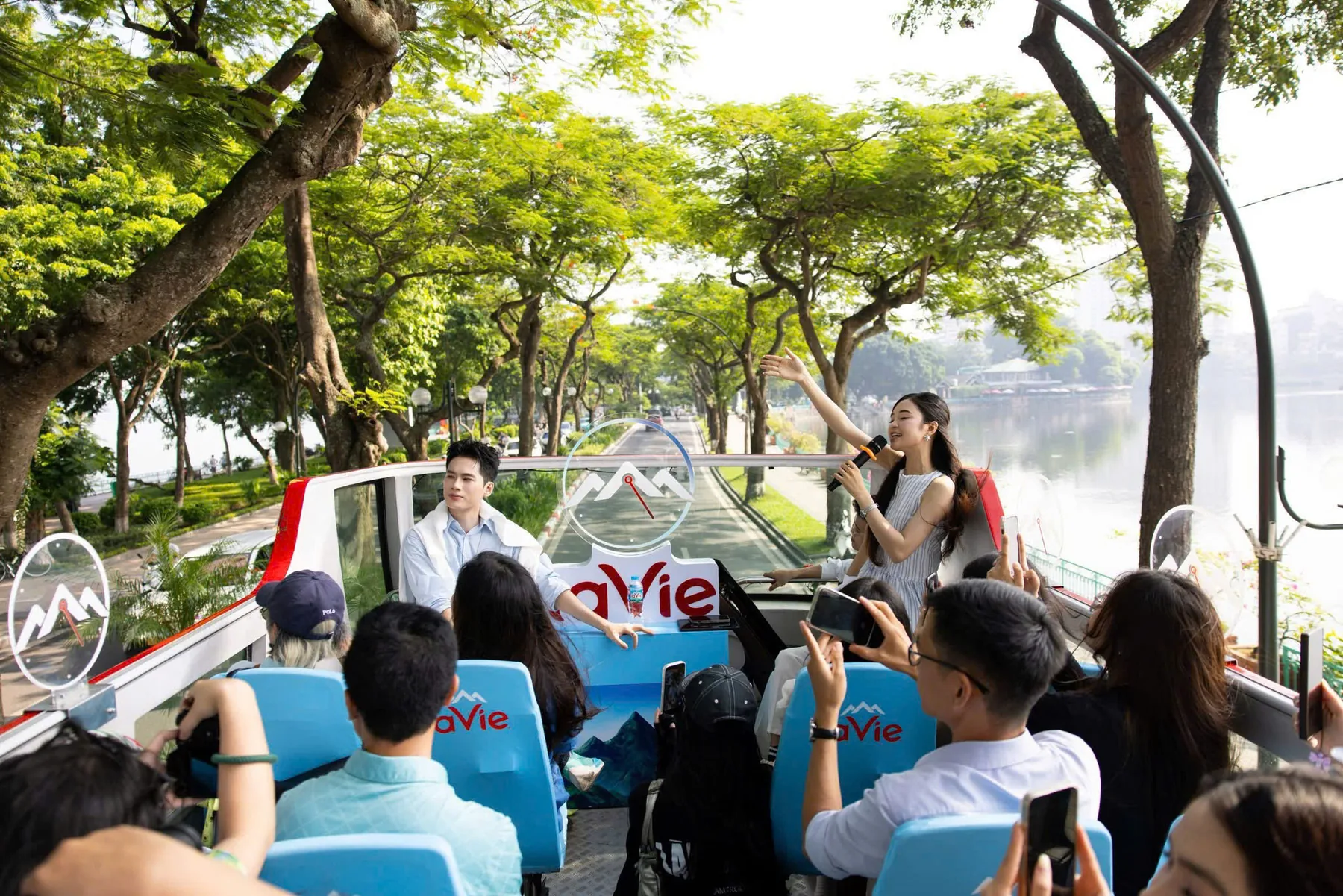 Tram Yen Dau Ngay La Vie open-top bus segment around Hanoi
