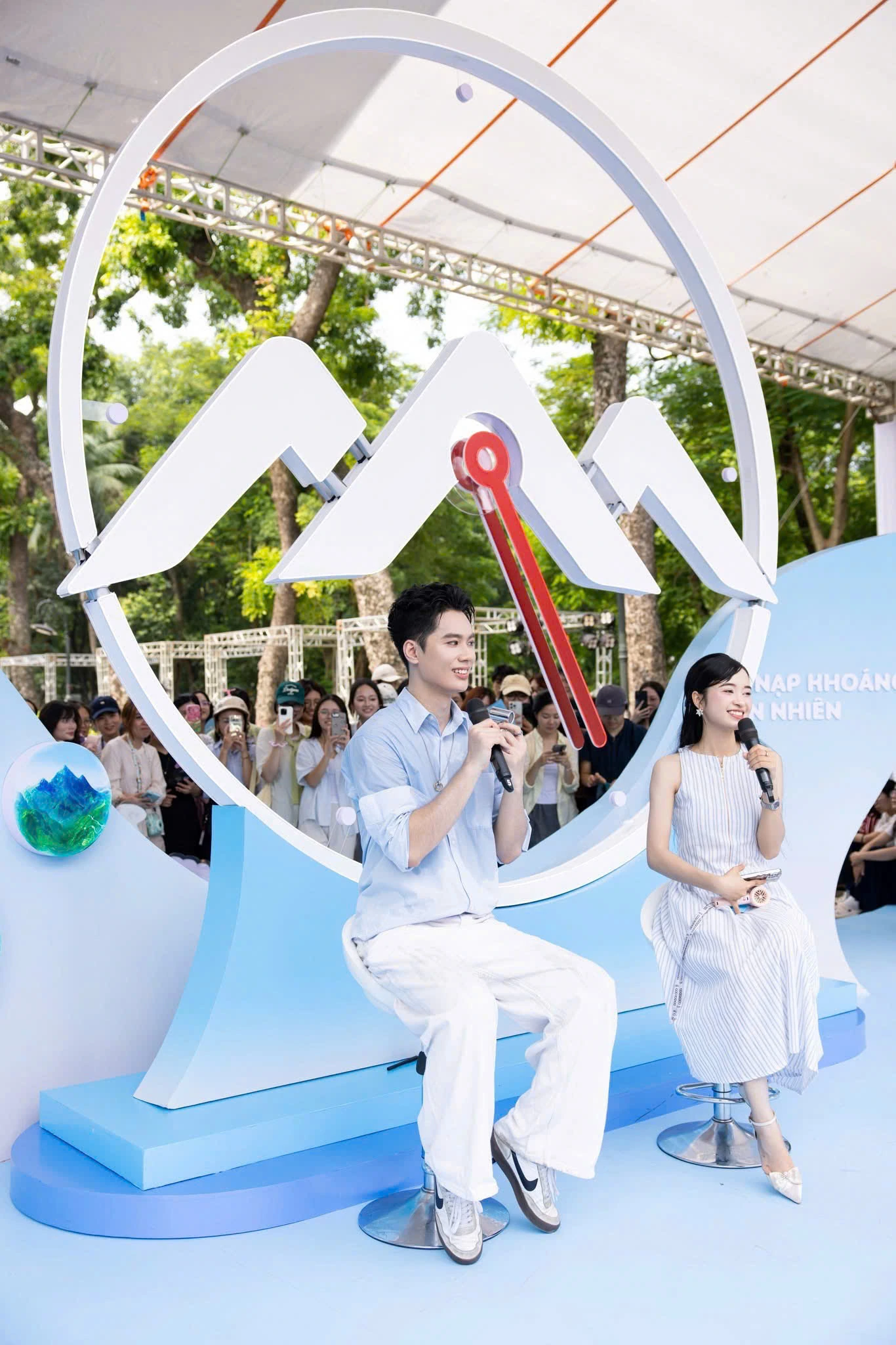 Tram Yen Dau Ngay La Vie talkshow stage at Thong Nhat Park Hanoi