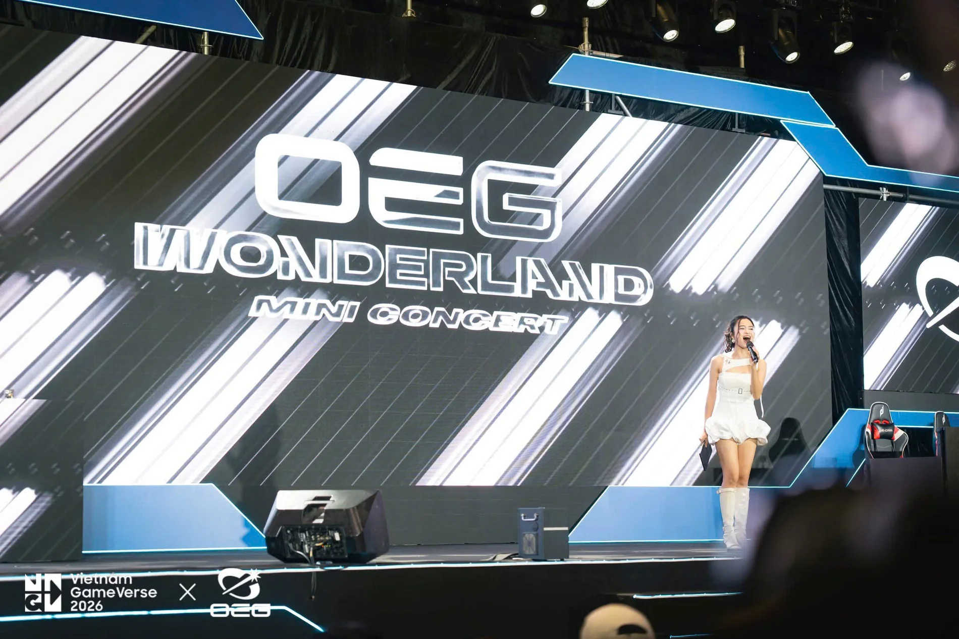 OEG Wonderland wide stage
