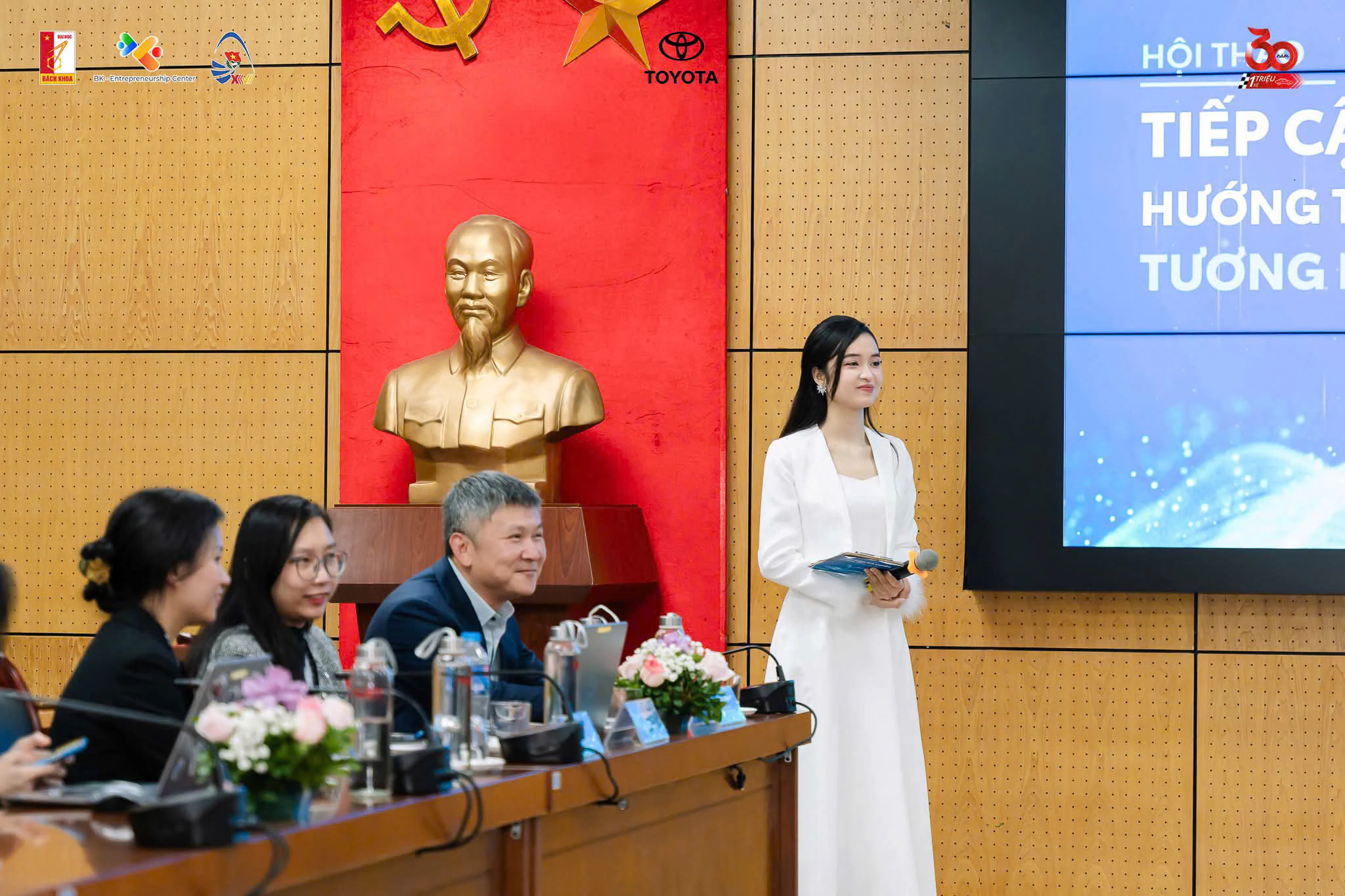 Tuong Lai Xanh panel at Hanoi University of Science and Technology