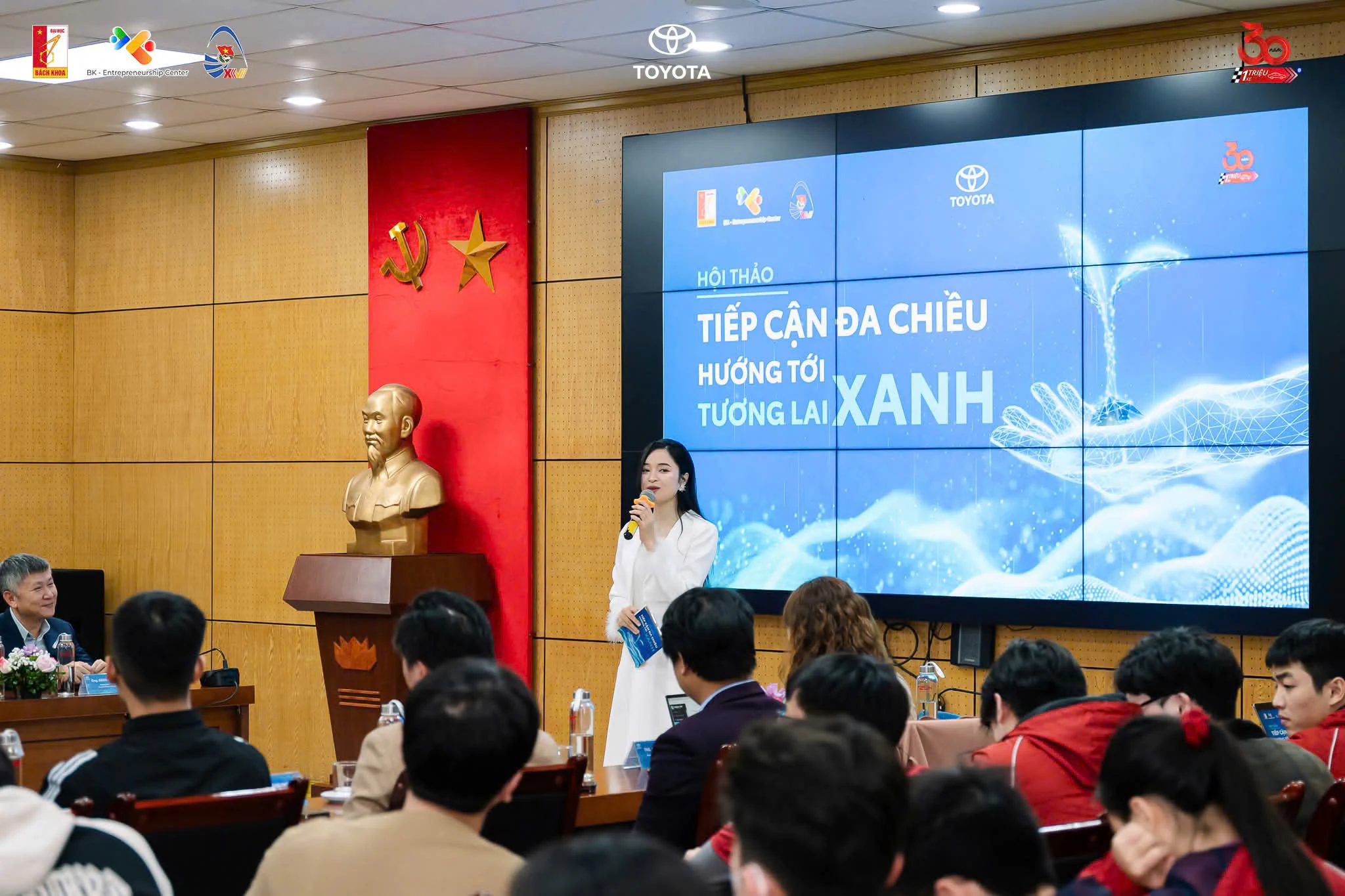 Tuong Lai Xanh host and speaker