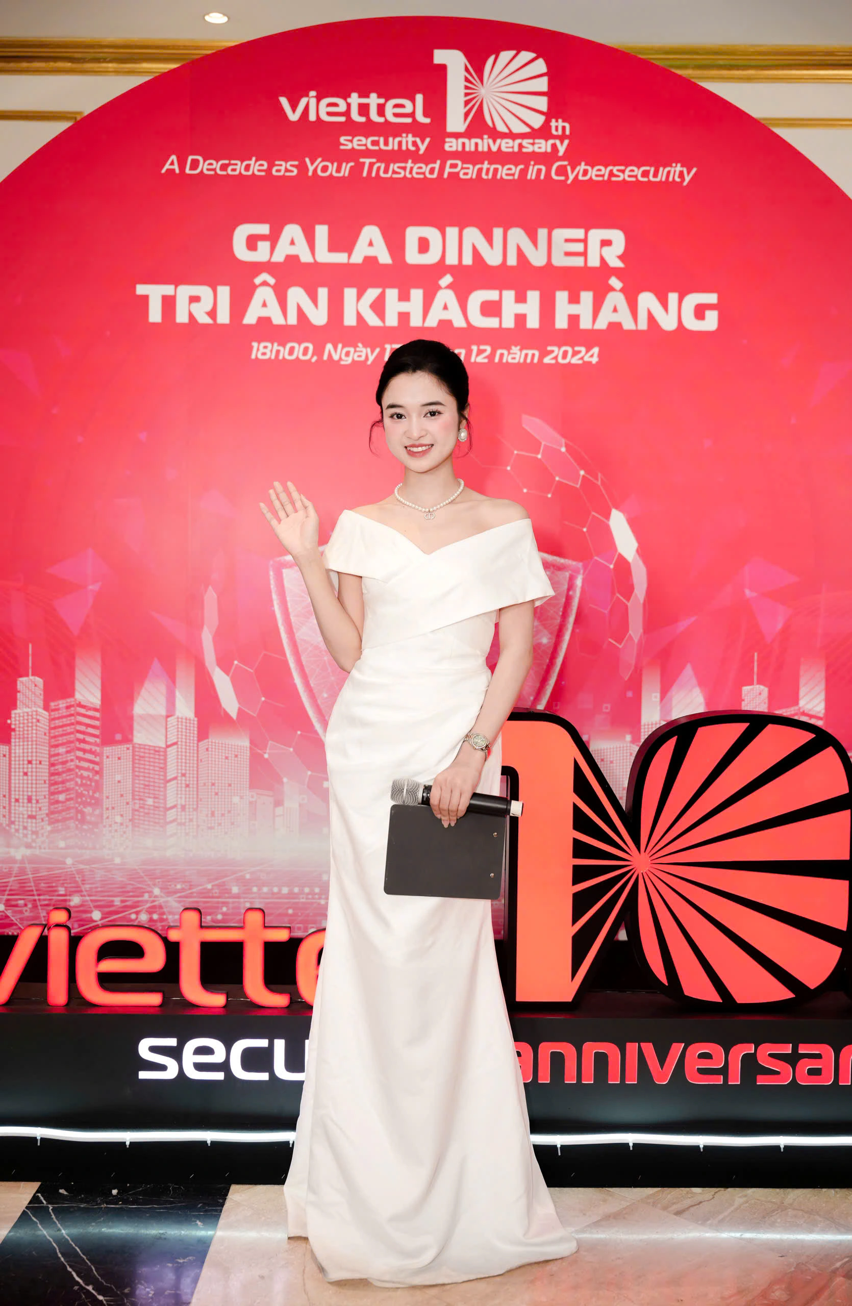 Viettel Security gala host portrait